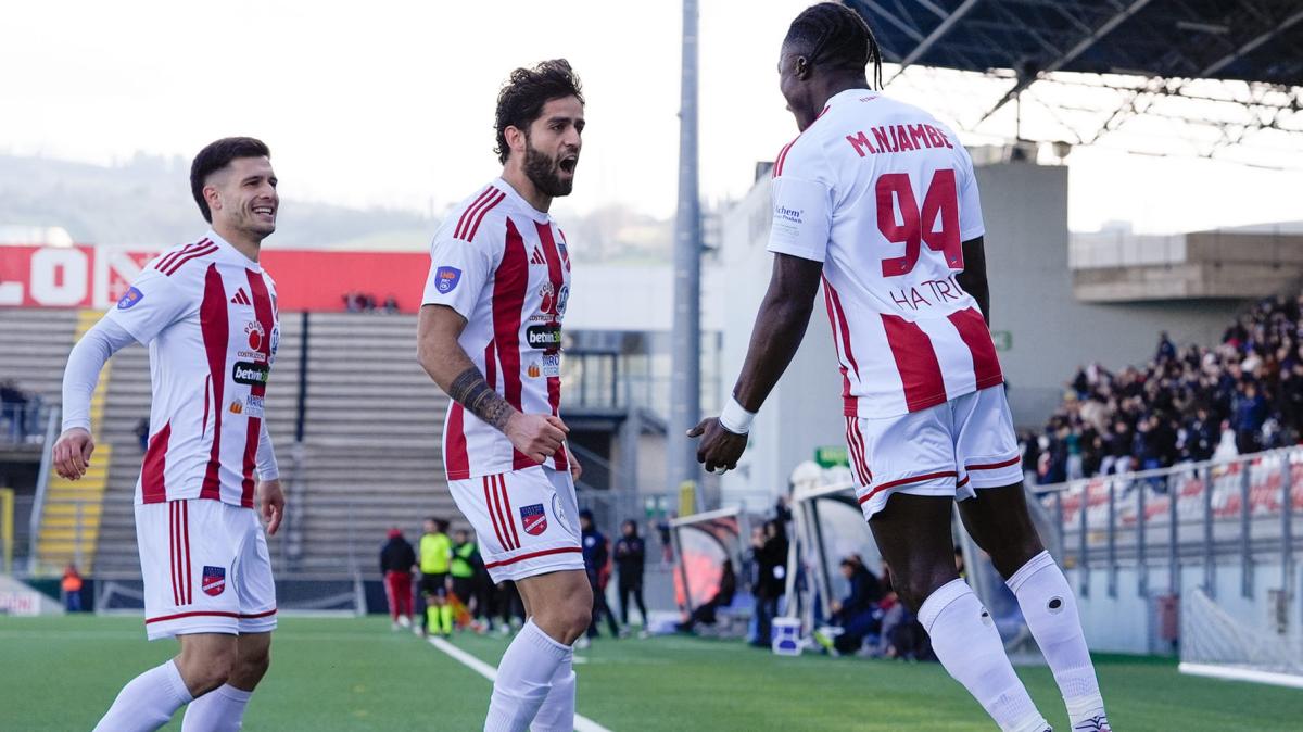 Serie D, il punto sul girone F: L'Ostiamare frena, il Teramo e Ancona si prendono la vetta. Njambe show, boccata d'ossigeno per il Termoli