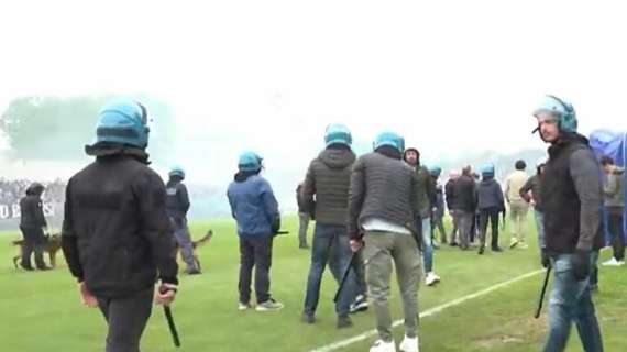 Cavese-Brindisi sospesa: fumogeni e bottiglie piene piovono in campo