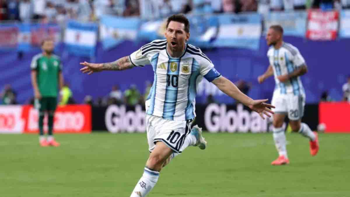 Hat-trick and tears for Messi: "I've had some difficult days due to off-field issues."
