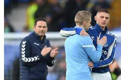 Guerra in Ucraina: le lacrime di Zinchenko e l'abbraccio con Mykolenko prima di Everton-Manchester City