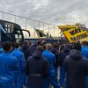 La carica dei tifosi a Collecchio: incontro con la squadra prima della partenza per Verona