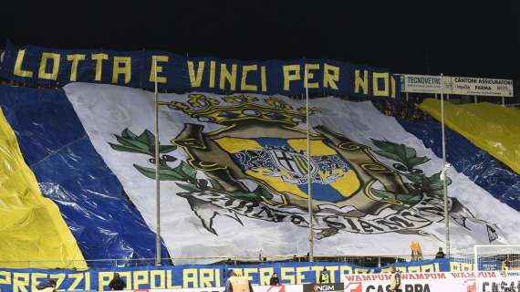 L'iniziativa del tifo del Parma: lo Stradone colorato con sciarpe e bandiere nel pre partita