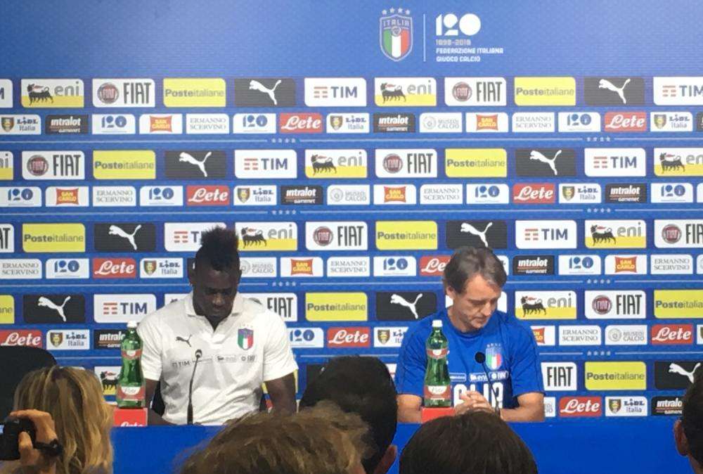 Balotelli scherza: "E' colpa di Raiola se mi cercano in pochi in Italia. Chiede troppi soldi"