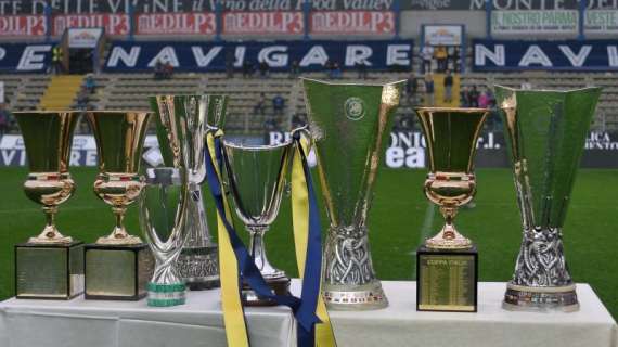 Le coppe sfilano al Tardini durante Parma-Forlì: la photogallery