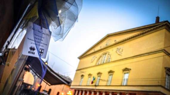 600 fiocchi gialloblù in tutta la città: Erreà celebra la nascita del nuovo Parma