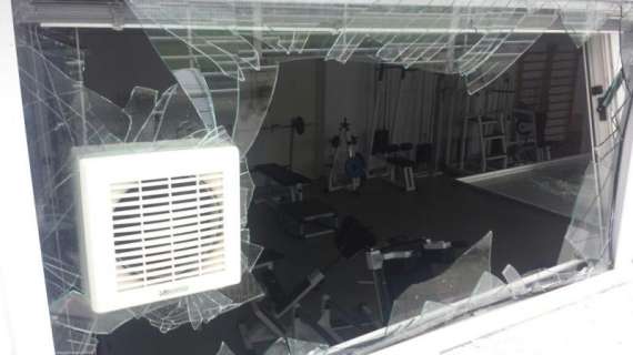Atti di vandalismo a Collecchio: rotto il vetro della palestra