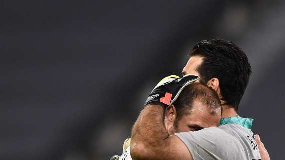 Chiellini saluta la Juve. Buffon alla Gazzetta: "È stato la mia roccia. Merita una grande festa"