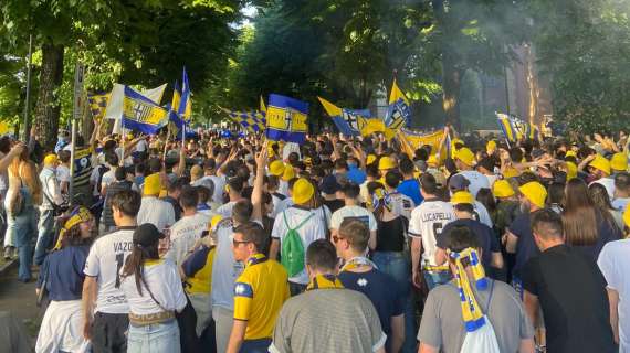 FOTO - E ora inizia la festa! Il Parma in cammino verso Piazza Garibaldi al fianco dei tifosi 