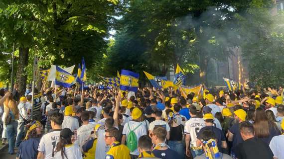 Febbre da Serie A: code lunghissime al Tardini per sottoscrivere l'abbonamento