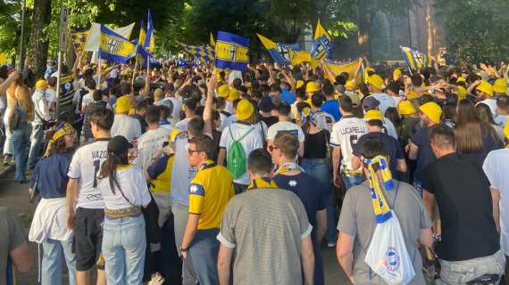 FOTO - Piazza Garibaldi è gialloblù per il Parma vincitore della B: alcune delle migliori immagini della festa