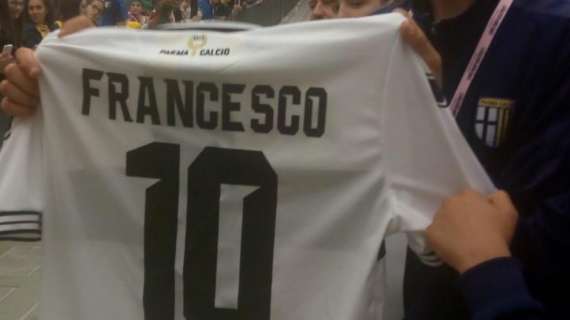 Una delegazione crociata consegna una maglia del Parma a Papa Francesco