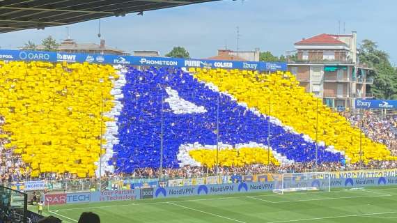 VIDEO - La coreografia della Curva Nord prima di Parma-Cremonese celebra la Serie A