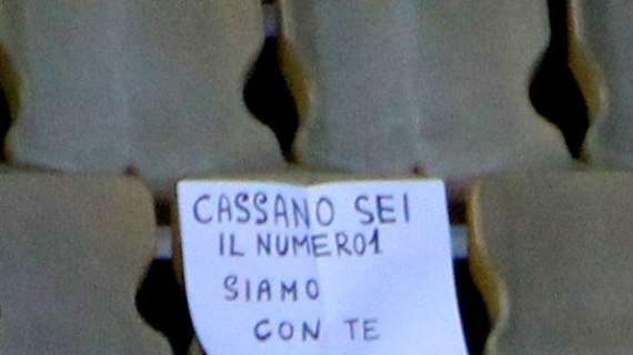 Spunta un cartello alle spalle di Donadoni: “Cassano siamo con te” [FOTO]