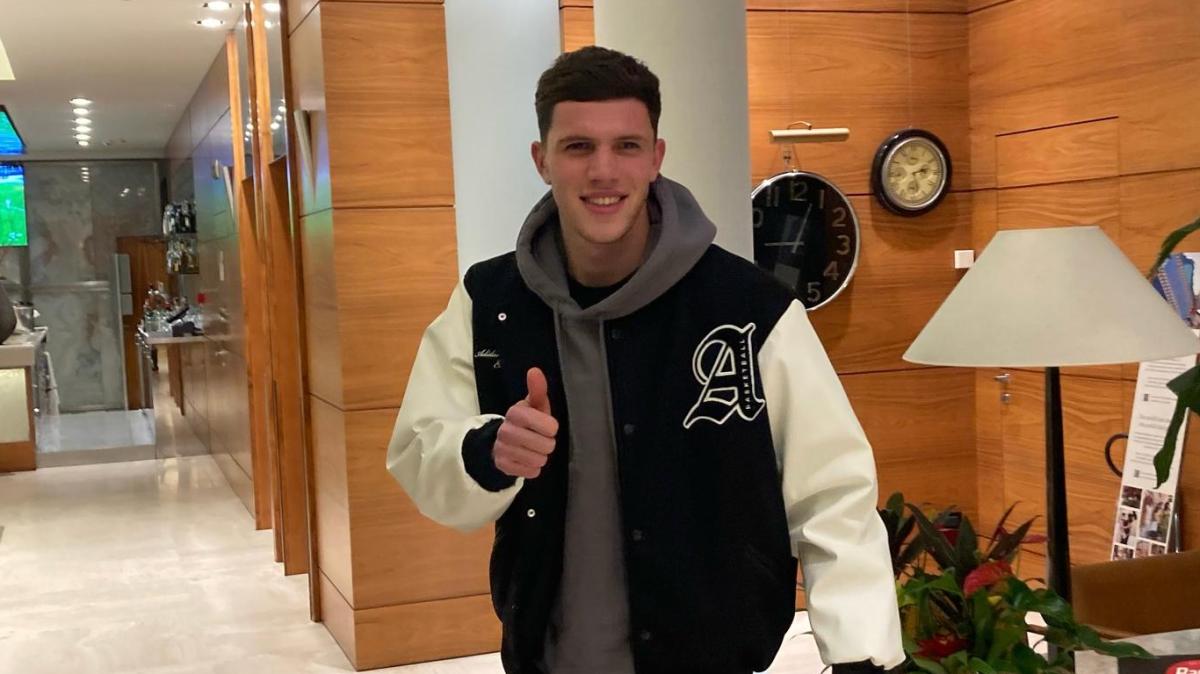 Carboni su Instagram: “Contento di essere arrivato in questo grande club”