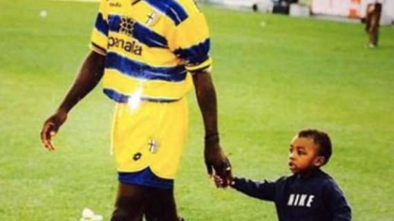 Marcus Thuram non dimentica il passato: l'attaccante dell'Inter posta una foto col papà in maglia Parma