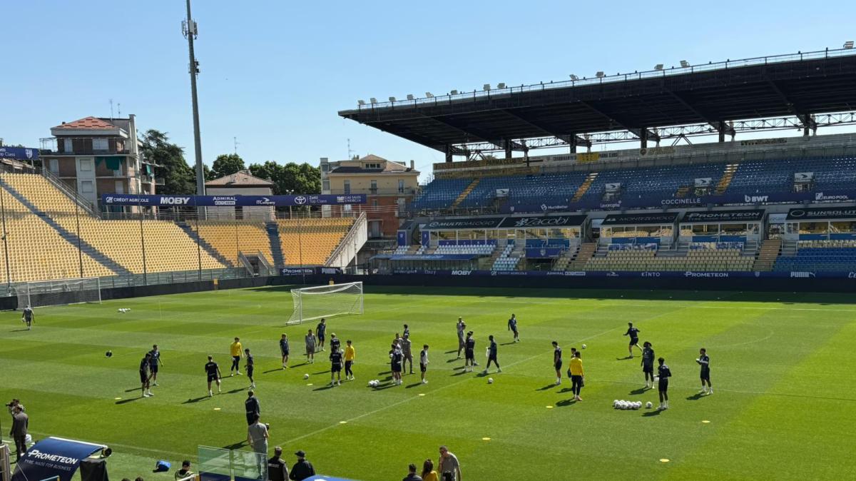 1500 tifosi presenti stamani al Tardini: grande successo per l’allenamento a porte aperte