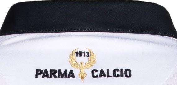 Una fenice ricamata sul retro delle nuove maglie, simbolo della rinascita del Parma