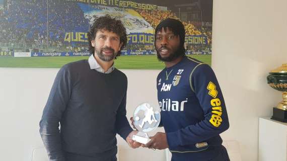 Tommasi consegna a Gervinho il premio di miglior giocatore del mese di novembre