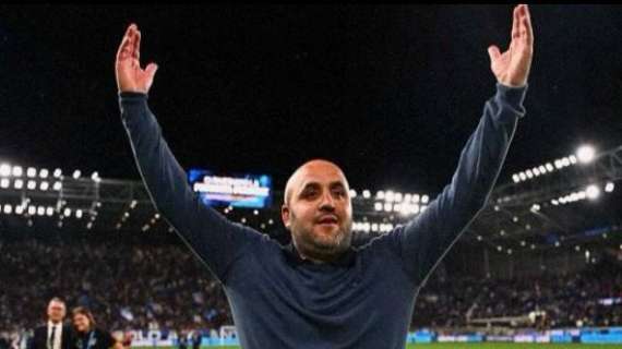 Gagliardi esulta sui social: "Job done!". E posta una foto a braccia alzate sotto il settore ospiti