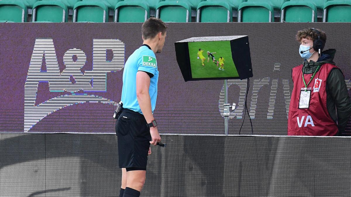 L’Ifab vuole ridurre le perdite di tempo e pensa al Var sul secondo giallo