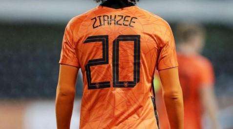 Zirkzee, un altro indizio di mercato: l'olandese in tribuna con il Bayern