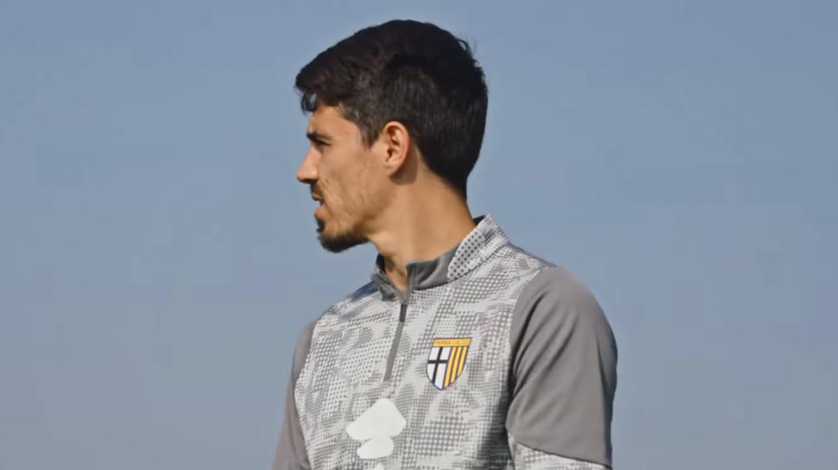 Primavera, un "tifoso" speciale sugli spalti di Noceto: mister Carlos Cuesta osserva i crociatini