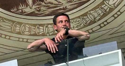 La foto di un Chivu sfinito: così il sindaco Guerra celebra la salvezza del Parma