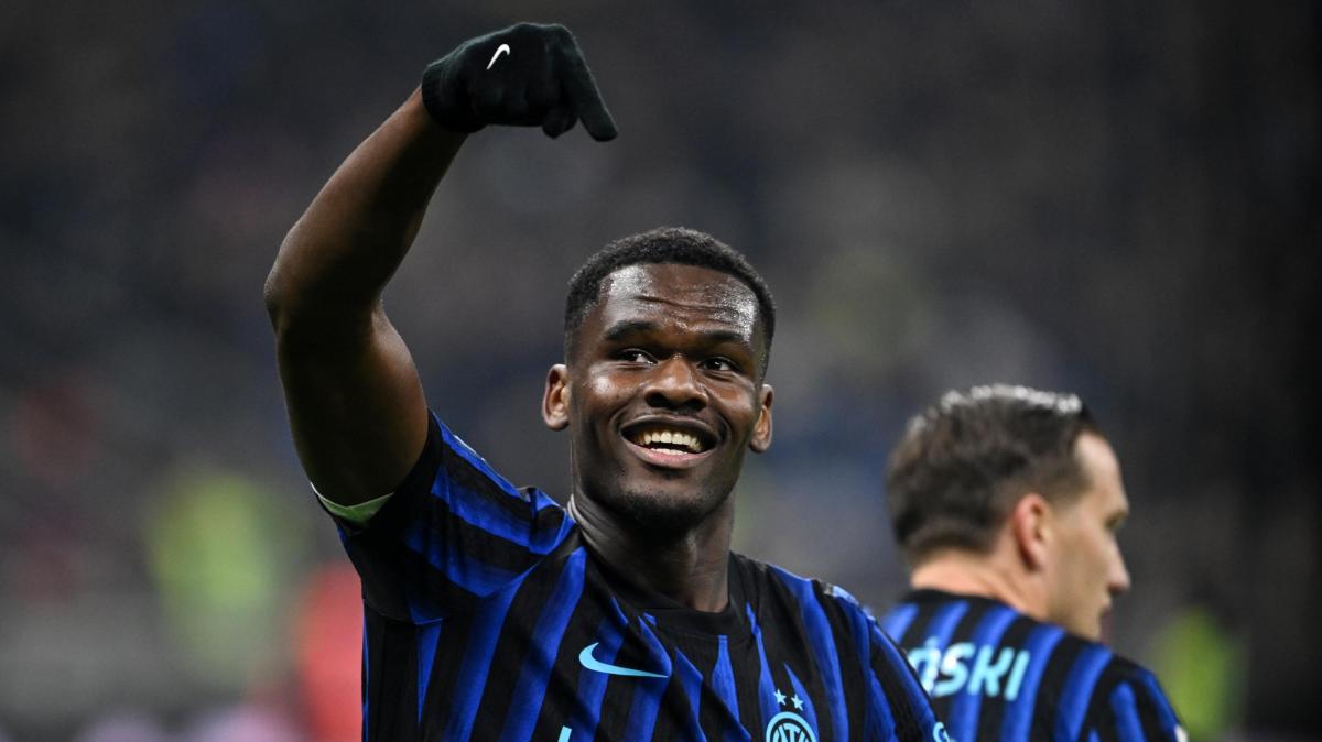 Serie A, l'Inter batte 2-0 la Lazio e vola in testa. Segna ancora Bonny