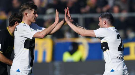 Serie B, il Parma risponde al Venezia e torna a +6 sul terzo posto. Tra poco in campo il Como