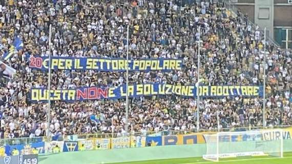 Striscione della Curva Nord contro i prezzi dei biglietti durante l'intervallo di Parma-Bari
