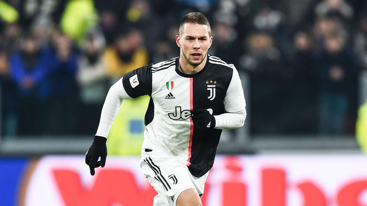 Le ultime dal mercato: diversi discorsi aperti con la Juve. Spunta un nuovo nome per la difesa
