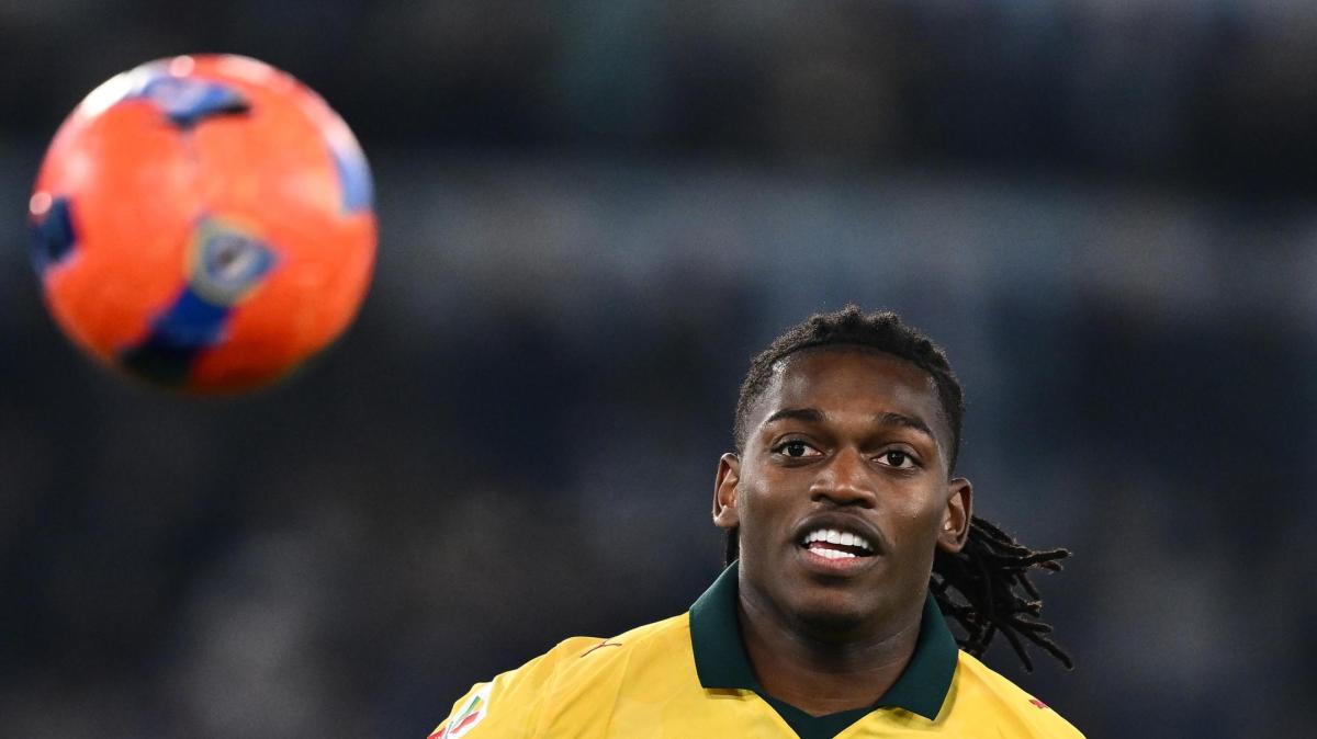 Serie A, a Cagliari la decide Leao: il Milan passa 1-0 e conquista la vetta