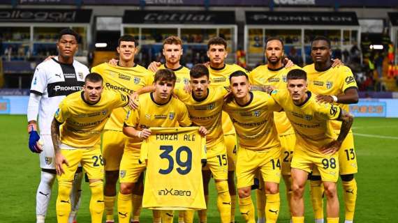 Il Parma in posa con la maglia di Circati: "Gruppo, insieme di più persone a formare un tutto"