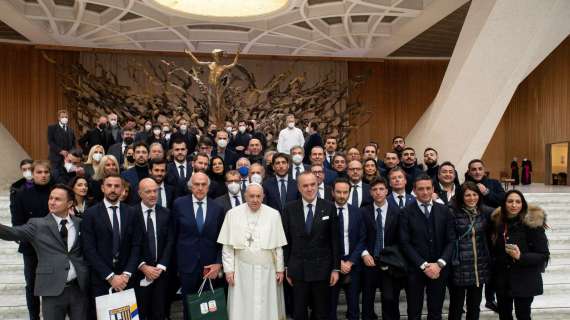 Una delegazione crociata incontra Papa Francesco: regalate due maglie, tra cui una di Buffon