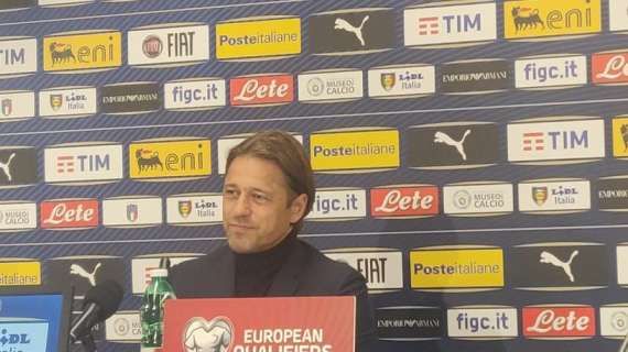 Il Parma consegna una maglia al CT del Liechtenstein: "Ti aspettiamo al Tardini!"