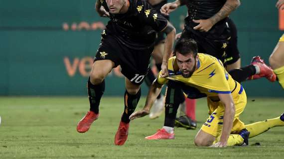 Frosinone-Parma, cambia l'undici gialloazzurro: Szymisnski ko, gioca Kalaj