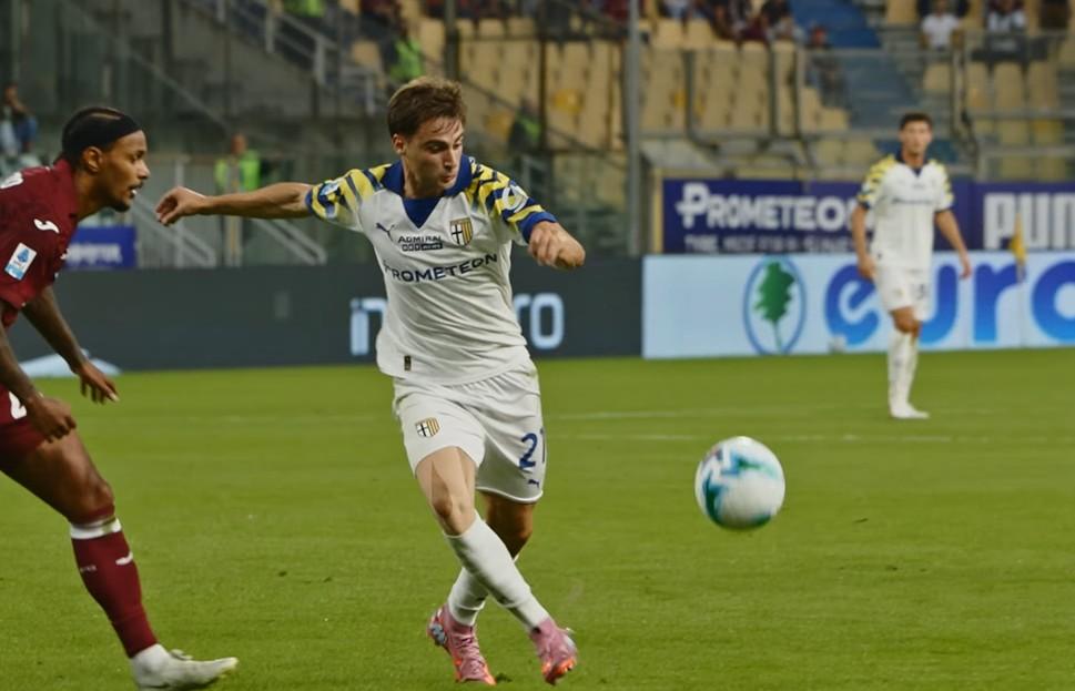 Il Parma su Instagram mostra l’allenamento: Oristanio in campo, Frigan supporta i compagni