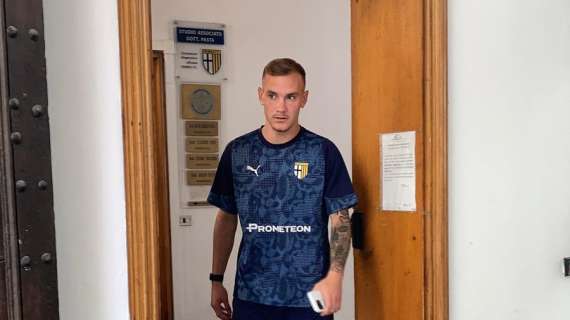 PL - Ecco Matjia Frigan! L'attaccante croato arrivato a Parma per le visite mediche