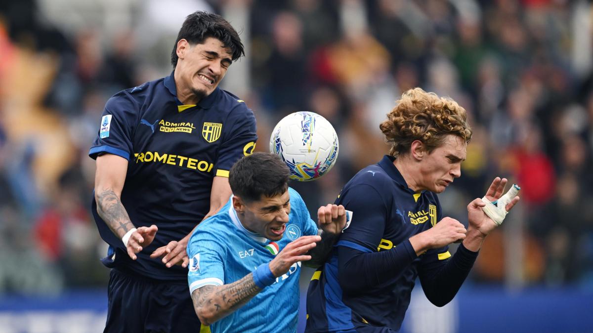 Serie A, il Parma frena il Napoli: l'Inter ringrazia, crociati a un passo dalla salvezza