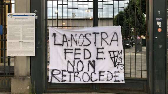 Striscione al Tardini: "La nostra fede non retrocede"
