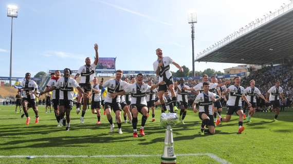 La pazza gioia al fischio finale: i crociati diventano i cameraman della festa sul campo