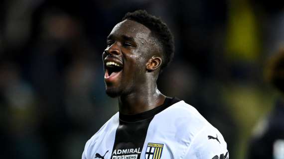 Nonostante le voci di mercato, Mandela Keita si allena col sorriso. E il Parma lo celebra su Instagram