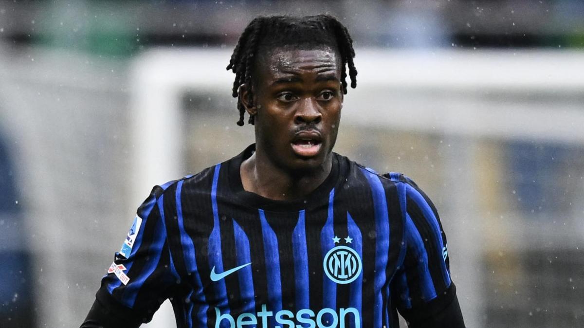 Inter, lieve risentimento muscolare per Bisseck: a rischio anche la gara col Parma?