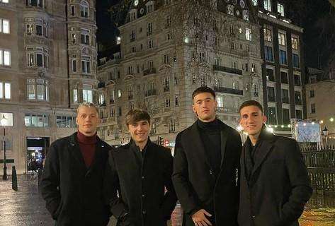 Foto di "squadra" a Londra: Bernabè, Begic, Circati e Zagaritis in posa