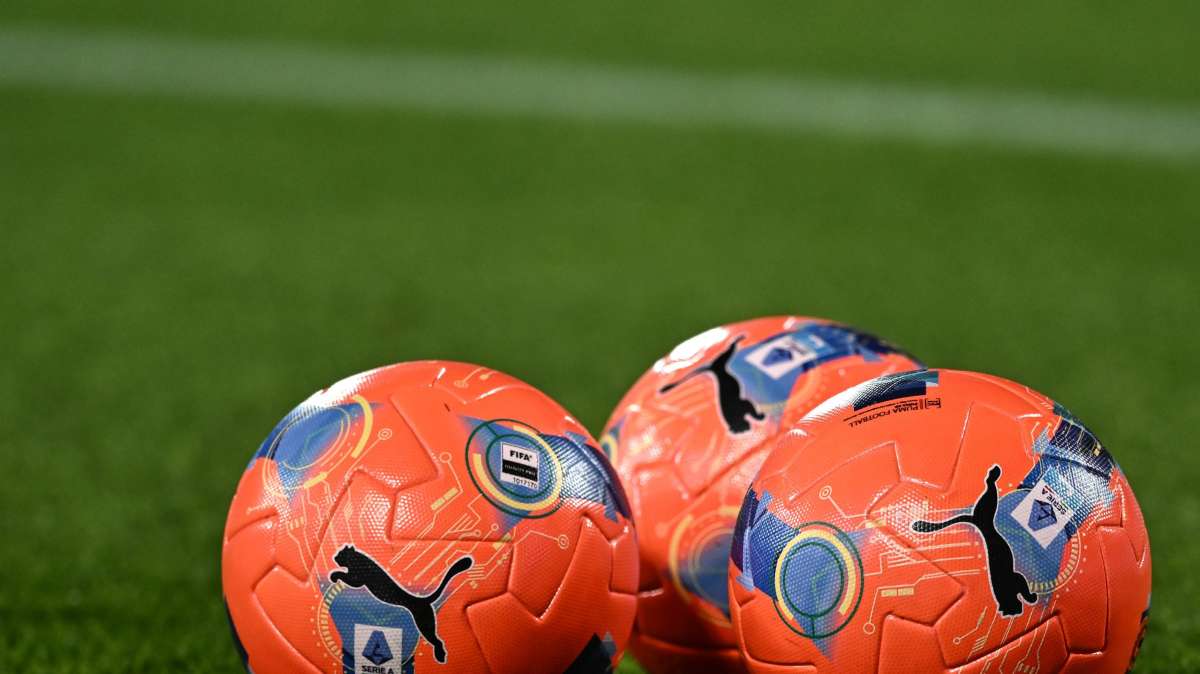 La Serie A fa dietrofront: niente più palloni arancioni, ma ci vorrà tempo