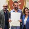 Perugia rende onore ad Andrea Cardinali per il gesto dello scorso 25 giugno: una pergamena da sindaca e assessore