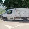 Bufera sul trasportatore di gelati! Pur di stare all'ombra occupa due posti riservati ai disabili! 