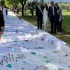 L'artista umbra Moira Lena Tassi si gode le emozioni alla Marcia PerugiAssisi con la sua Eco-Bandiera della Pace