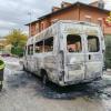Ecco quel che è rimasto dello scuolabus incendiato a Magione: fortunamente si è scongiurato il peggio