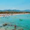 In vacanza in Sardegna, muore in spiaggia a 75 anni per il gran caldo